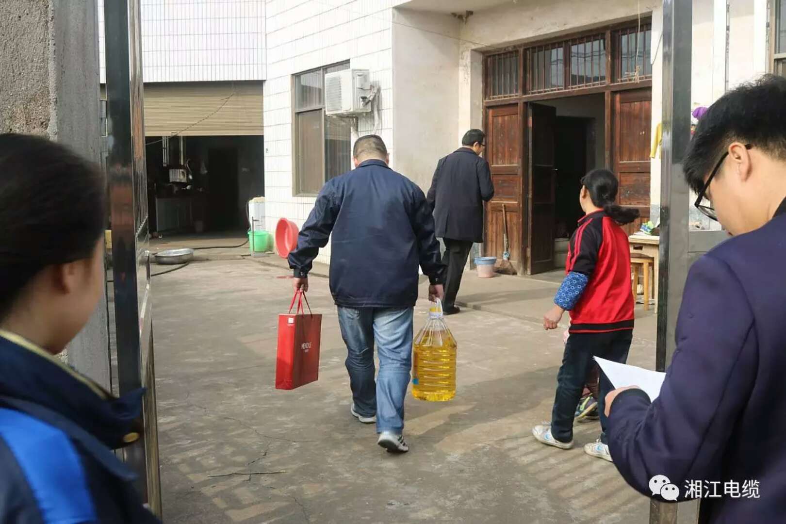 爱心凝聚力量，希望成就未来。91茄子成品短视频入口参与“精准扶贫”