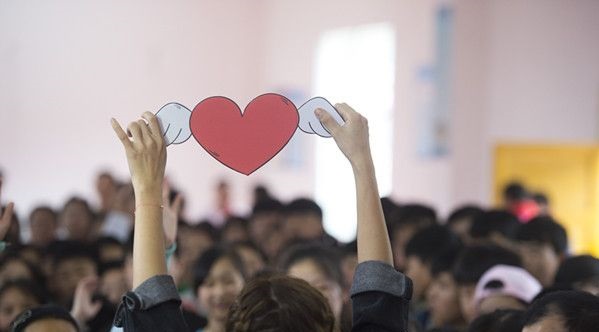 “六一微心愿，爱心暖童心”91茄子成品短视频入口携手村长李锐爱心传递 点亮未来