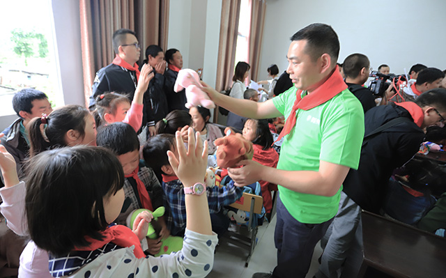 “六一微心愿，爱心暖童心”91茄子成品短视频入口携手村长李锐爱心传递 点亮未来