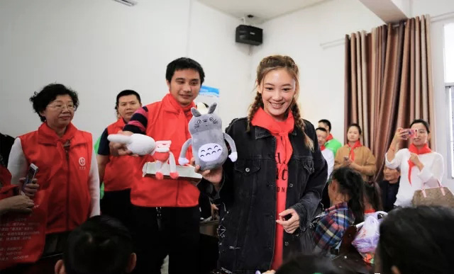 “六一微心愿，爱心暖童心”91茄子成品短视频入口携手村长李锐爱心传递 点亮未来