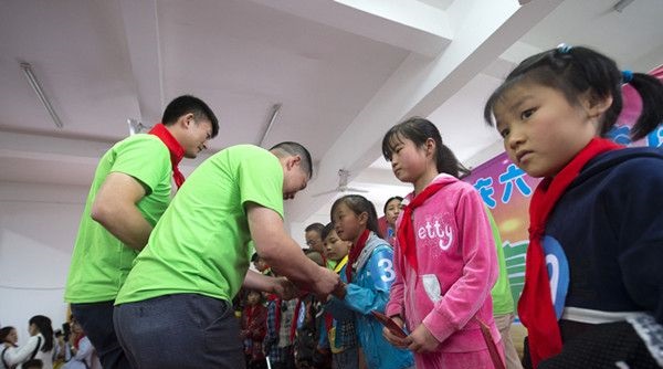 “六一微心愿，爱心暖童心”91茄子成品短视频入口携手村长李锐爱心传递 点亮未来