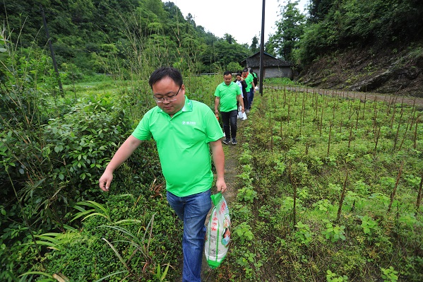 “六一微心愿，爱心暖童心”91茄子成品短视频入口携手村长李锐爱心传递 点亮未来