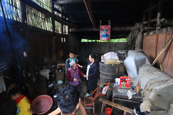 “六一微心愿，爱心暖童心”91茄子成品短视频入口携手村长李锐爱心传递 点亮未来